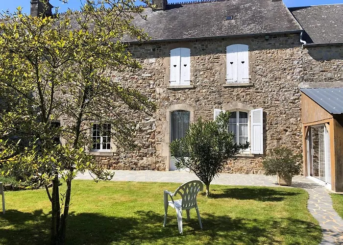 Maison En Pierres Entre Terre Et Mer.. *